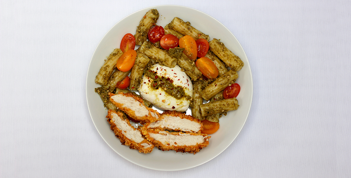 Pasta al pesto con pollo crujiente